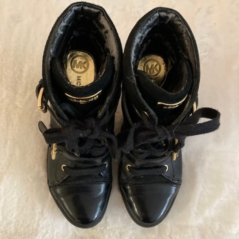 MK Black & Gold Wedge Lace Up Ankle Boot/Bootie (Pre Owned) Size 7.5 M